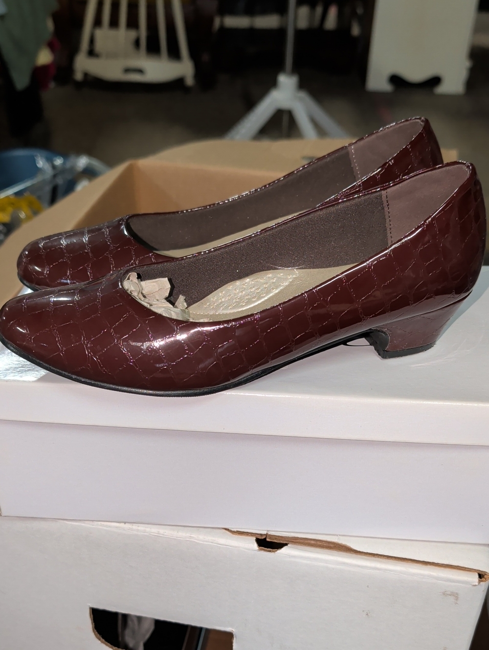 Vtg. Angel Steps Classic Low Heel Croc Embossed Halo Pumps in Deep Burgundy